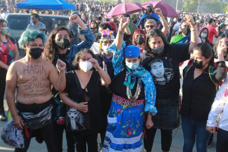 18 de octubre: Machi Francisca Linconao, Daniel Jadue y Carmen Hertz llegan a manifestaciones en Plaza Baquedano
