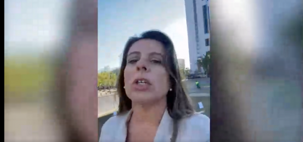 Teresa Marinovic es increpada mientras realizaba un 'Live' de instagram en Plaza Baquedano