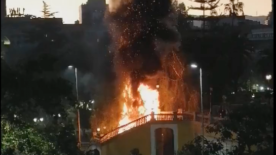 Registran incendio en escaleras del Cerro Santa Lucía
