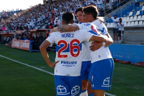 Católica vence a Huachipato en San Carlos y acaricia el título