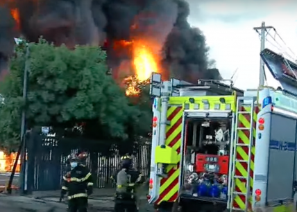 Descontrolado incendio se registra en bodegas en la comuna de Quilicura