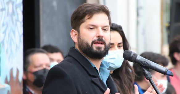 Presidente electo Boric critica el financiamiento de la PGU: "Es pan para hoy y hambre para mañana"