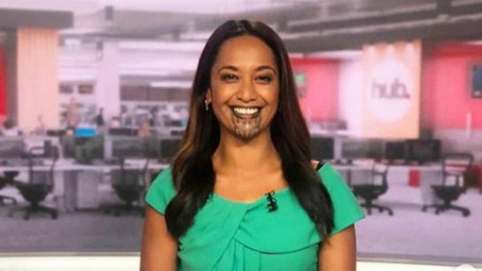 Oriini Kaipara se convirtió en la primera persona en Nueva Zelanda en presentar las noticias con un tatuaje maorí en su rostro