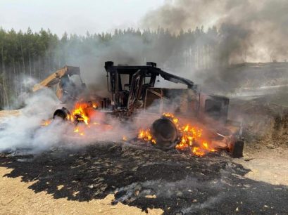 Encapuchados queman nueve máquinas tras ataque incendiario en Fresia