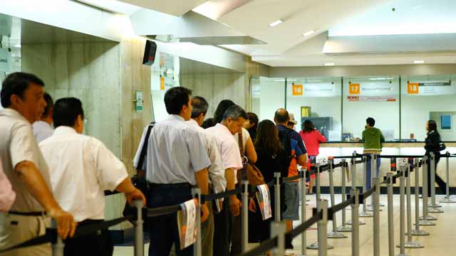 Personas haciendo cola para ser atendidas en el banco. Foto: Infinita   