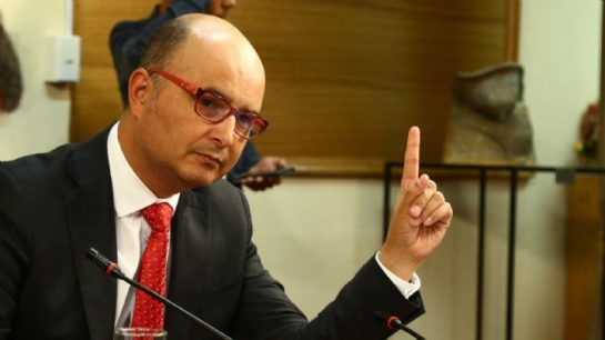 Diputado Ilabaca hace insólita crítica a Schalper: "Le gusta imprimir videos y el candado chino"