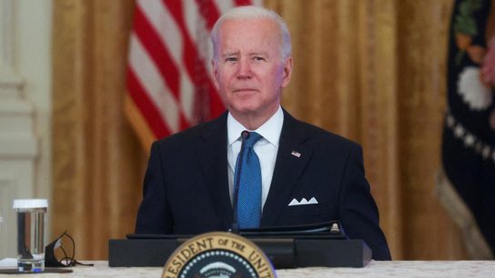 Joe Biden insulta a periodista sin darse cuenta de su micrófono abierto: "Estúpido hijo de…"