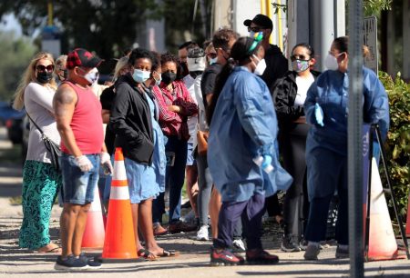 Se registran filas de hasta 4 horas para tomas de PCR a lo largo del país