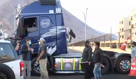 Camioneros bloquean acceso a Iquique y el aeropuerto de la ciudad no está operativo