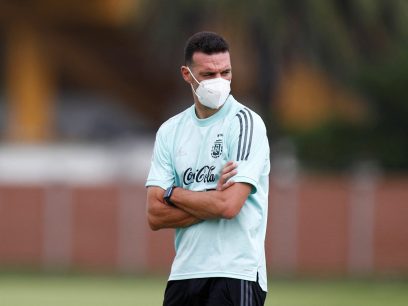 El entrenador de Argentina, Lionel Scaloni no viajará a Chile por encontrarse con Covid-19