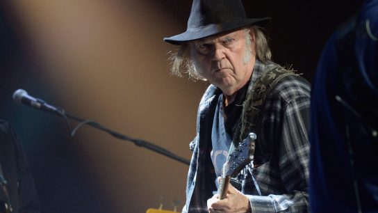 Neil Young solicita eliminar sus canciones si no se cancela podcast antivacunas en Spotify