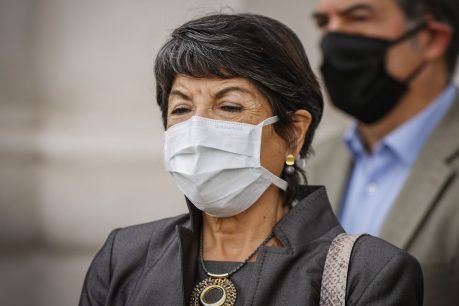 Minsal afirma que "trazabilidad se hace insostenible" y asume que no pueden notificar a contactos estrechos