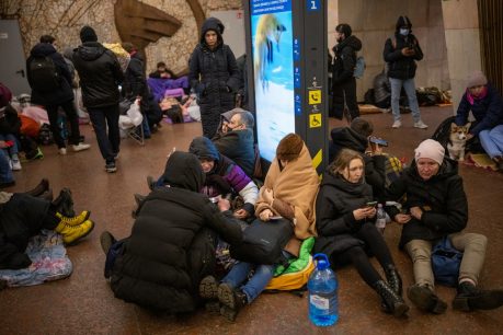 Ucrania: Reportan explosiones en Kiev mientras ciudadanos se resguardan en estaciones de metro