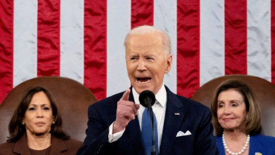 Biden anuncia cierre de espacio aéreo a aviones rusos y acusa a Putin de atacar los "cimientos del mundo libre"