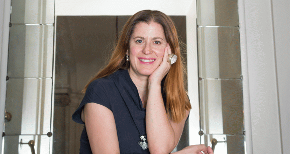 Primera directora mujer del Teatro Municipal Carmen Gloria Larenas: "Deseo que en el futuro sean muchas las mujeres que puedan ocupar este cargo" 