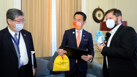 Delegación de Japón le regaló merchandising de Pokémon al presidente electo, Gabriel Boric