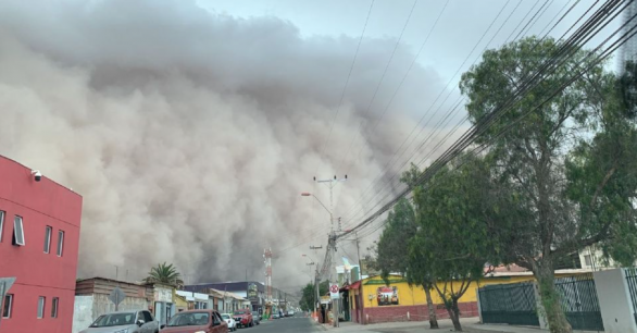 Las impactantes imágenes que dejó una tormenta de arena en Diego de Almagro