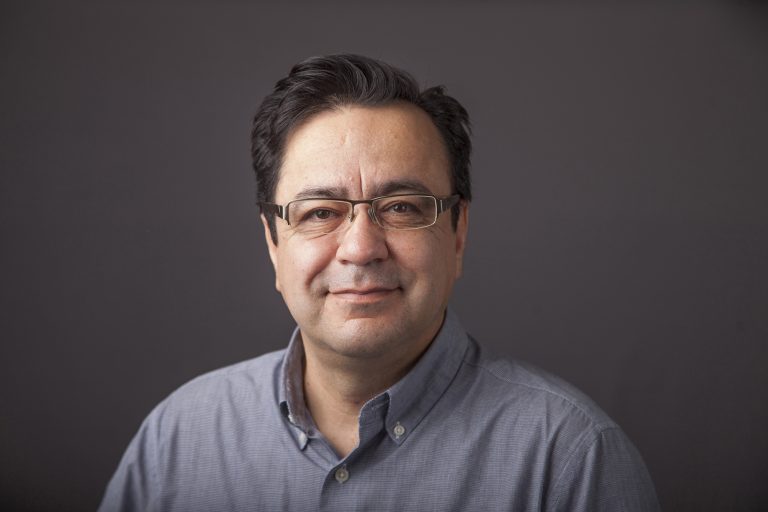 Claudio Fuentes, doctor en ciencia política: "Hay que preguntarse a quién beneficia la situación de Rojas Vade"