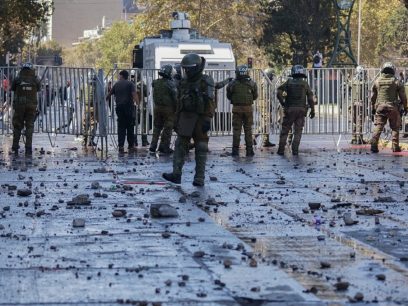Encapuchados entraron a depto en La Alameda, golpearon a su residente y lanzaron sus muebles por la ventana