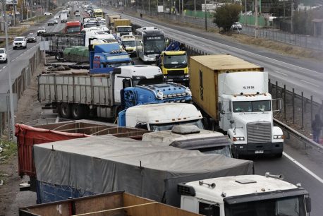 Camioneros de Paine depondrán paro a las 5: "Con los pequeños empresarios y choferes no se juega"