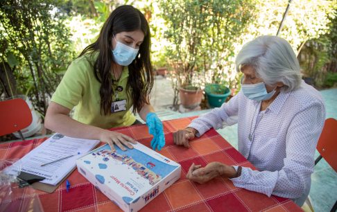 Conecta Mayor, la fundación que permite a adultos mayores a conectarse a la sociedad digital