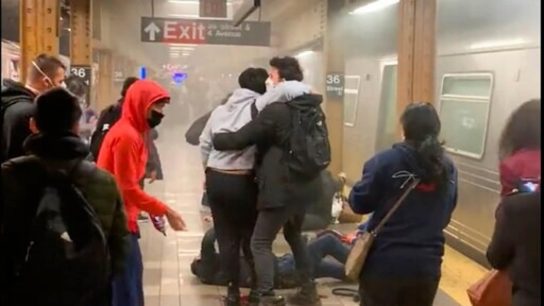 Nueva York: Lo que se sabe del tiroteo en el metro que dejó al menos 16 heridos