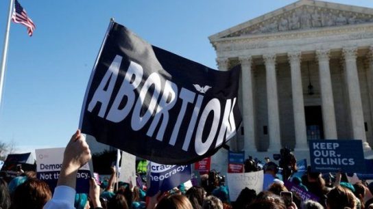 Corte Suprema de Estados Unidos derogó el derecho al aborto