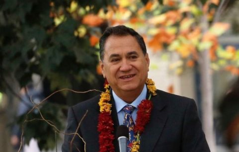 "Levanten ese trasero y hagan su trabajo": Alcalde de Rapa Nui emplaza al Minsal por falta de condiciones para atención de casos covid