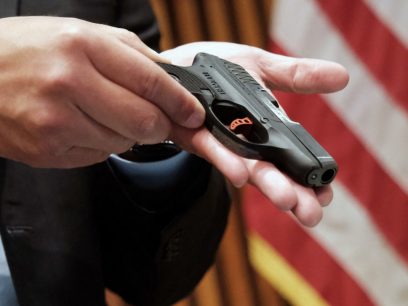 Corte Suprema de EE.UU consagra el derecho a llevar armas de fuego en espacios públicos
