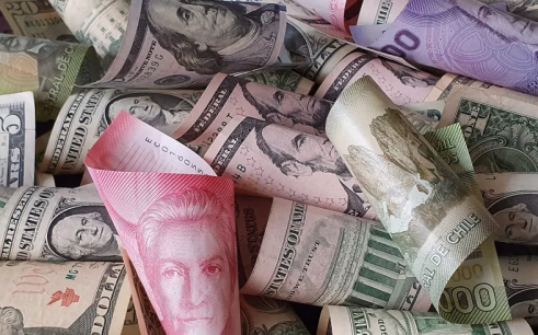El dólar en Chile alcanza un nuevo máximo histórico, tras cerrar por sobre los $905 pesos