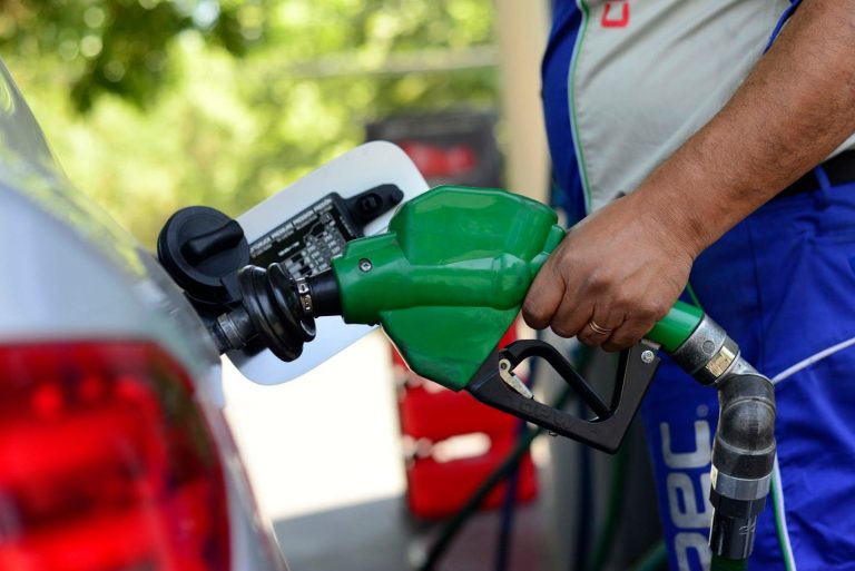 Insólito: Chileno intentó acusar a bencinera de estafa porque la gasolina no pesa lo mismo que el agua