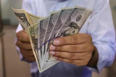 Dólar abre con fuerte caída tras intervención del Banco Central: Se ubica por debajo de los $1.000 pesos