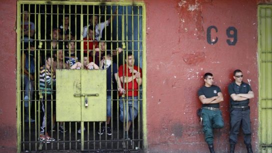 Bloqueo de celulares y tecno-vigilancia: Las medidas que se tomarán dentro de los recintos penitenciarios en Chile