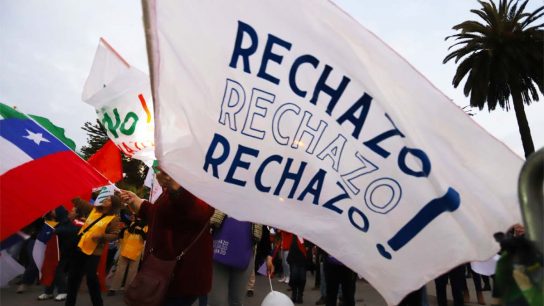 Chile decide rechazar una Nueva Constitución: “Rechazo” vence por amplia mayoría al “Apruebo”