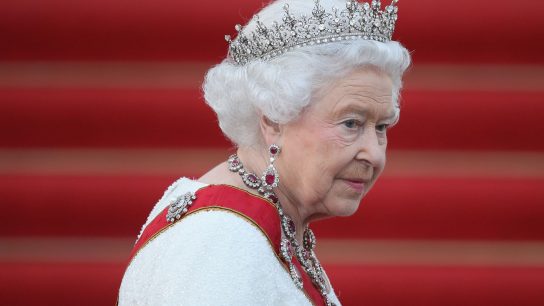 Revelan el certificado de defunción de la Reina Isabel II: falleció por ''vejez''