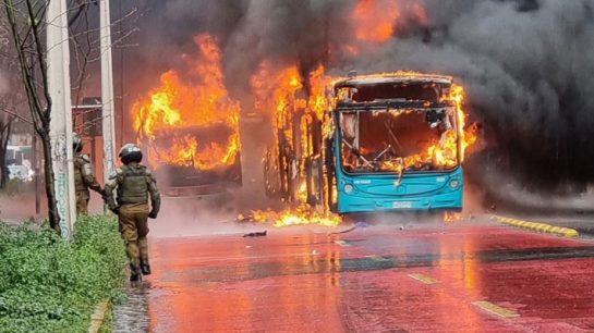 Tercera jornada de manifestaciones estudiantiles: Quema de buses Transantiago y estaciones de Metro cerradas