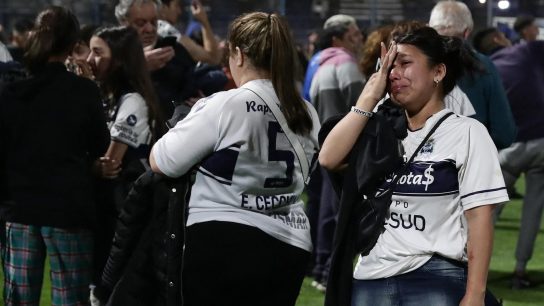 Gimnasia-Boca: Violentos incidentes y represión policial en suspendido duelo dejan a 1 fallecido