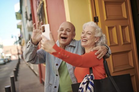 Entel presenta inédito plan para promover digitalización de personas mayores con Pensión Garantizada Universal activa