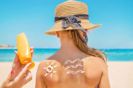 La importancia del bloqueador solar: ¿Te has preguntado qué le pasa a tu piel cuando la expones al sol?