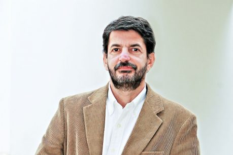 Claudio Angostini señala que los notarios promedian ganancias mensuales de 14 millones de pesos