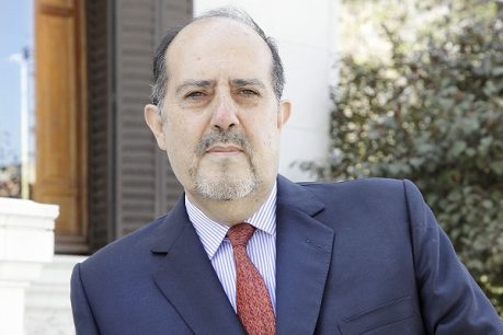 Héctor Sánchez del ISP de la UNAB, afirma que la crisis que existe en el sistema de Salud se debe a un 'problema político'