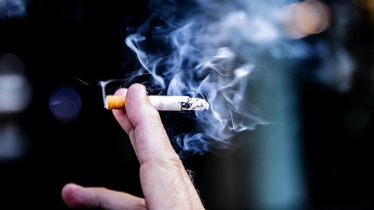 Doctora Guacolda Benavides sobre consumo de tabaco: "Está menos normalizado fumar, y es gracias a políticas públicas"