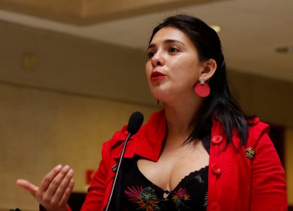 Diputada Cariola (PC) por minuto de silencio en memoria de Teillier: "Si algunos se restaron, los empequeñece"