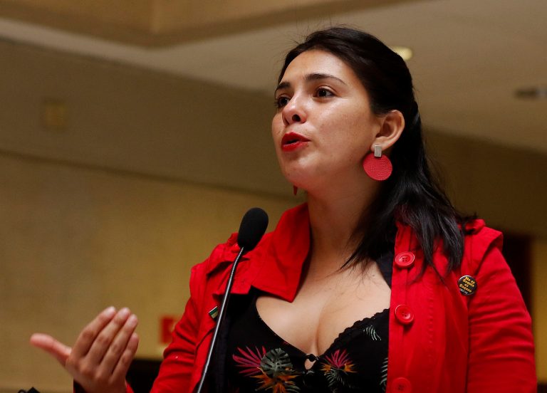 Diputada Cariola (PC) por minuto de silencio en memoria de Teillier: "Si algunos se restaron, los empequeñece"