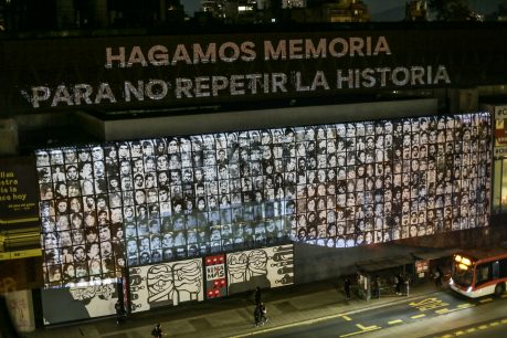 Amnistía Internacional iluminó la fachada del Centro Cultural Gabriela Mistral como ejercicio de memoria por los 50 años del golpe