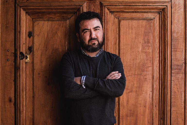 Escritor Óscar Contardo por aniversario de 18-O: "Todo comenzó porque se rompió un pacto social donde aparecieron demandas insatisfechas"