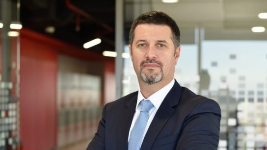 Economista jefe de Banco Santander por precio del dólar: "Estos cambios tan bruscos no son normales"