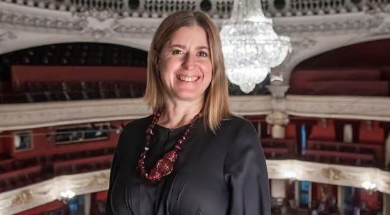 Carmen Gloria Larenas: "Necesitamos que más personas vengan al Teatro Municipal para poder ir creciendo en cantidad de actividades, artistas y de producción"