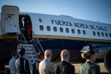 Preocupado por el partido de Chile y sin mayores comodidades: El lado B del viaje del presidente Boric a China desde el avión presidencial