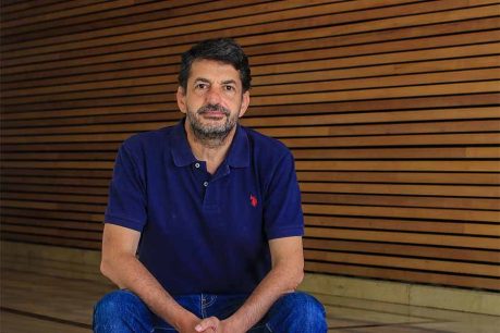 Economista Claudio Agostini califica de "regresivo" eliminar el pago de contribuciones, ya que "beneficia a las personas de más altos ingresos"